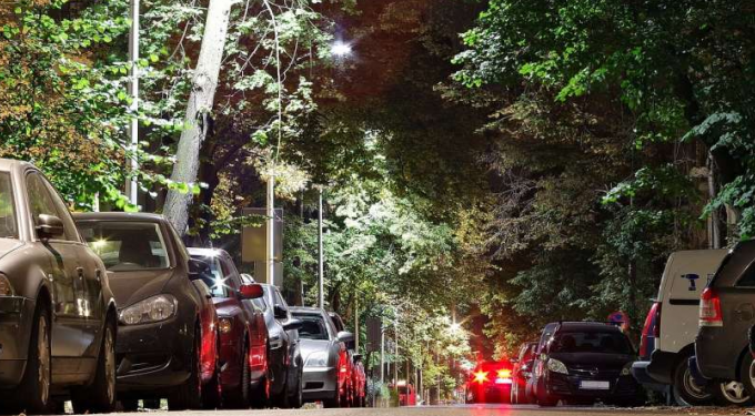 Alldaynews.gr Του έκλεψαν το αυτοκίνητο στο κέντρο της Αθήνας, γαντζώθηκε στο καπό και τον πάτησαν