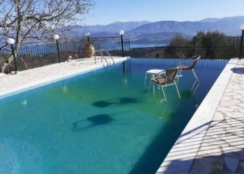 Κέρκυρα: Πάγωσε η πισίνα και την έκαναν… καθιστικό με καρέκλες και σκαμπό