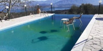 Alldaynews.gr Κέρκυρα: Πάγωσε η πισίνα και την έκαναν… καθιστικό με καρέκλες και σκαμπό