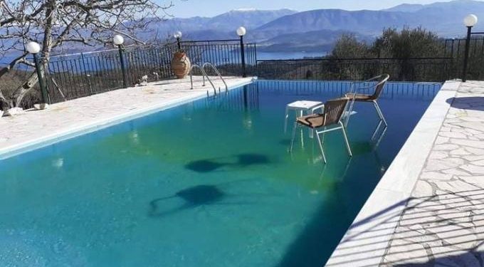 Alldaynews.gr Κέρκυρα: Πάγωσε η πισίνα και την έκαναν… καθιστικό με καρέκλες και σκαμπό