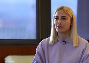 Ιωάννα Τούνη: «Ο πατέρας μου, μού έλεγε στην 6η δημοτικού να μην μασάω τσίχλα γιατί μοιάζω με….»