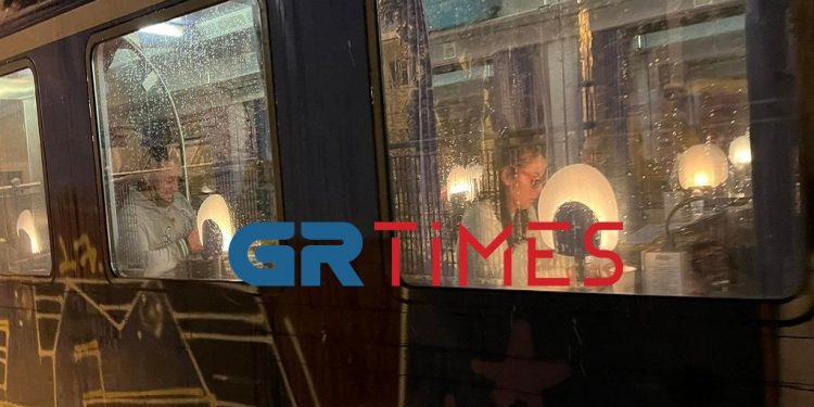 Ταλαιπωρία για δεκάδες επιβάτες τρένου που ακινητοποιήθηκε στην Οινόη – Δείτε φωτογραφίες