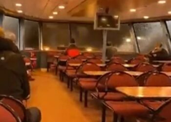 Σοκαριστικό βίντεο: Κύμα σπάει τα τζάμια πλοίου – Η αντίδραση των επιβατών