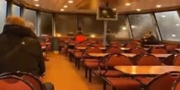 Σοκαριστικό βίντεο: Κύμα σπάει τα τζάμια πλοίου – Η αντίδραση των επιβατών