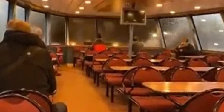 Σοκαριστικό βίντεο: Κύμα σπάει τα τζάμια πλοίου – Η αντίδραση των επιβατών