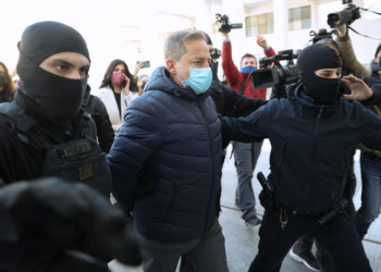 Έφτασε στο δικαστήριο με χειροπέδες πισθάγκωνα ο Λιγνάδης – «Είσαι αλήτης» (φωτο, video)