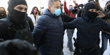 Alldaynews.gr Έφτασε στο δικαστήριο με χειροπέδες πισθάγκωνα ο Λιγνάδης – «Είσαι αλήτης» (φωτο, video)
