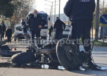 Λαμία – Σοβαρό τροχαίο: Δύο νεαροί “εκτοξεύθηκαν” από τη μηχανή (video)