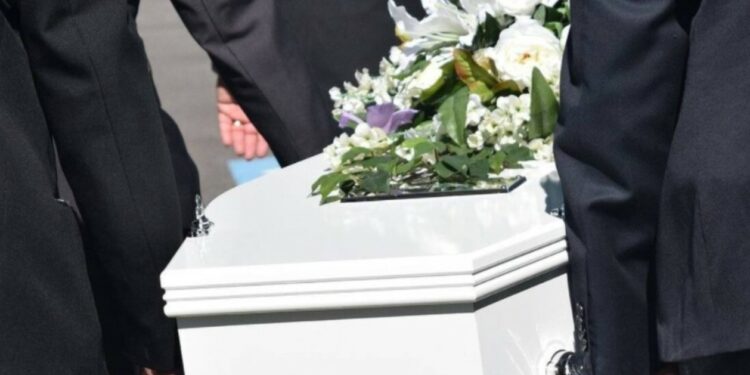 Alldaynews.gr Απίστευτο περιστατικό: Αντί για τον πατέρα του έθαψαν άλλον νεκρό! Μέσα σε 6 μέρες έχασε και τους 2 γονείς