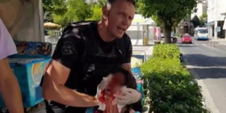 Alldaynews.gr Λαμία: Άγριος ξυλοδαρμός μητέρας στη μέση του δρόμου από τον πρώην σύντροφο της