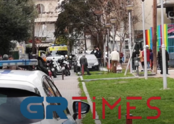 Ασύλληπτη τραγωδία: 45χρονη Μητέρα δύο παιδιών η γυναίκα που έπεσε από πολυκατοικία και σκοτώθηκε – Ενημερώθηκε ο σύζυγος που σπεύδει στο σημείο (video)