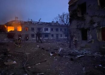 Μάχες σε προάστιο του Κιέβου – Καλούν τους πολίτες να πάρουν τα όπλα και να φτιάξουν μολότοφ