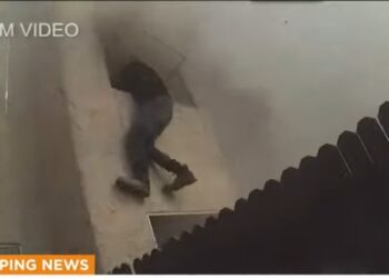 Έπλενε σε πλυντήριο το αυτοκίνητο όταν είδε τη φωτιά- Όρμηξε 2 φορές και έσωσε 2 παιδιά (Συγκλονιστικές εικόνες)