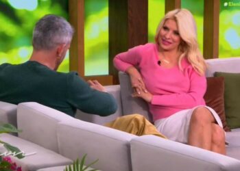 Κοκκίνησε η Μενεγάκη! ”Τρώγαμε και σε κοιτούσα σαν… χαζός, να δω τι σε φωτίζει”[video]