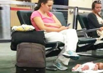 Έβγαλε φωτογραφία μια μητέρα που είχε αφήσει το μωρό της στο πάτωμα – Μόλις δείτε το λόγο θα μείνετε άφωνοι