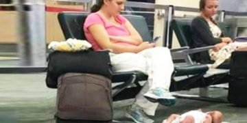 Έβγαλε φωτογραφία μια μητέρα που είχε αφήσει το μωρό της στο πάτωμα – Μόλις δείτε το λόγο θα μείνετε άφωνοι
