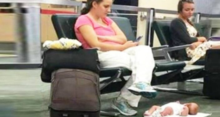 Έβγαλε φωτογραφία μια μητέρα που είχε αφήσει το μωρό της στο πάτωμα – Μόλις δείτε το λόγο θα μείνετε άφωνοι