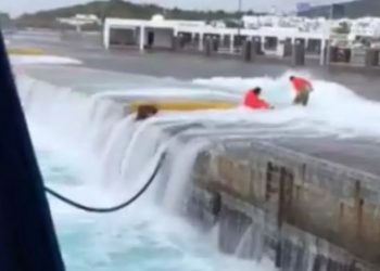 Παραλίγο Τραγωδία στην Τήνο: Τον παρέσυρε το κύμα την ώρα που έλυνε κάβους σε πλοίο