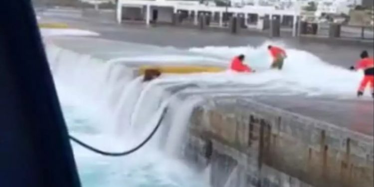 Alldaynews.gr Παραλίγο Τραγωδία στην Τήνο: Τον παρέσυρε το κύμα την ώρα που έλυνε κάβους σε πλοίο