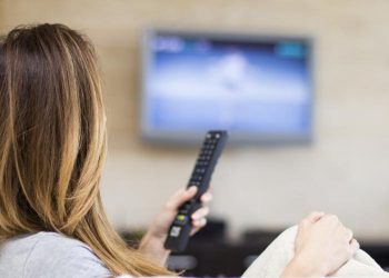 Κοιμάστε με ανοιχτή την τηλεόραση; Οι 4 σοβαροί κίνδυνοι – Πώς θα το «κόψετε»