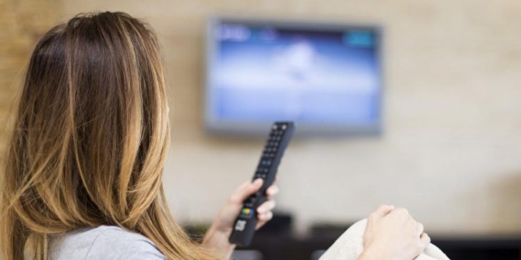 Alldaynews.gr Κοιμάστε με ανοιχτή την τηλεόραση; Οι 4 σοβαροί κίνδυνοι – Πώς θα το «κόψετε»