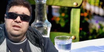 Ο Στέλιος από την Καρίτσα… ξαναχτυπά! Πώς χρησιμοποιούν το τσίπουρο οι Λαρισαίοι![video]