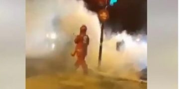 Ντελιβεράς σε ρόλο πυροσβέστη: Σταμάτησε για να σβήσει φωτιά σε αυτοκίνητο