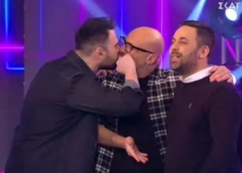 Ο Γιώργος Παπαδόπουλος αιφνιδιάζει τον Νίκο Μουτσινά με φιλί στο στόμα