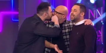 Alldaynews.gr Ο Γιώργος Παπαδόπουλος αιφνιδιάζει τον Νίκο Μουτσινά με φιλί στο στόμα