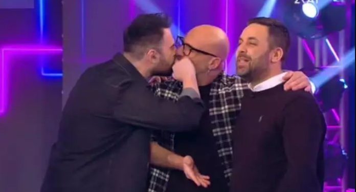 Alldaynews.gr Ο Γιώργος Παπαδόπουλος αιφνιδιάζει τον Νίκο Μουτσινά με φιλί στο στόμα