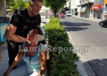Λαμία: «Βοήθεια, θα με σκοτώσει» – Τη γρονθοκόπησε μέσα στην πλατεία [video]