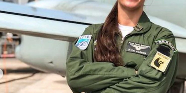 Alldaynews.gr Πέταξε τη στολή της υπολοχαχού της Πολεμικής Αεροπορίας μετά από 11 χρόνια για το OnlyFans