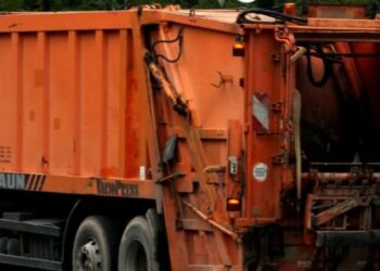 Χανιά: Σοκαριστικό βίντεο δείχνει τη στιγμή της πτώσης εργαζομένου από απορριματοφόρο