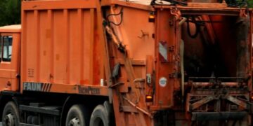 Χανιά: Σοκαριστικό βίντεο δείχνει τη στιγμή της πτώσης εργαζομένου από απορριματοφόρο