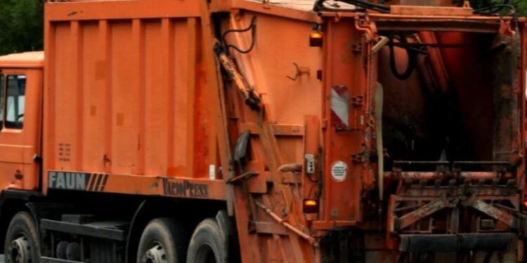 Χανιά: Σοκαριστικό βίντεο δείχνει τη στιγμή της πτώσης εργαζομένου από απορριματοφόρο