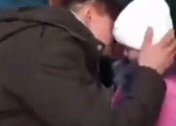 Ουκρανία: Η σπαρακτική στιγμή που πατέρας αποχαιρετά την κορούλα του για να πολεμήσει (Βίντεο)