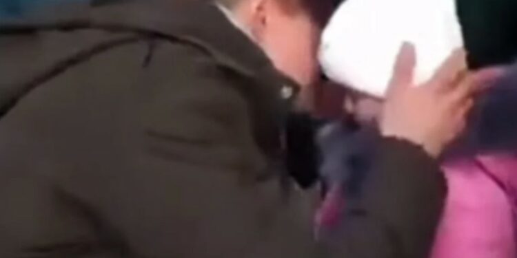 Alldaynews.gr Ουκρανία: Η σπαρακτική στιγμή που πατέρας αποχαιρετά την κορούλα του για να πολεμήσει (Βίντεο)