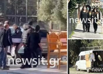 Το αποκορύφωμα της Τραγωδίας: Η κηδεία της μητέρας και τα παιδιών της που πέθαναν στο φλεγόμενο σπίτι[video]