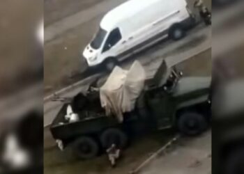 Ουκρανοί στρατιώτες εκτελούν εν ψυχρώ στο Κίεβο Ρώσους σαμποτέρ[video]