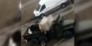 Ουκρανοί στρατιώτες εκτελούν εν ψυχρώ στο Κίεβο Ρώσους σαμποτέρ[video]