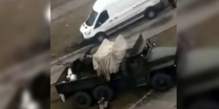 Ουκρανοί στρατιώτες εκτελούν εν ψυχρώ στο Κίεβο Ρώσους σαμποτέρ[video]