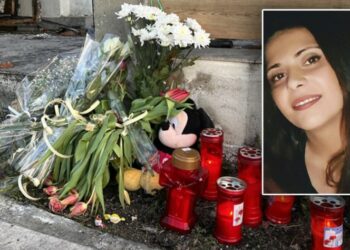 Θρήνος στη Θεσσαλονίκη: Λευκά λουλούδια και κεριά έξω από το σπίτι που κάηκαν ζωντανοί  η μητέρα με τα δυο της παιδιά