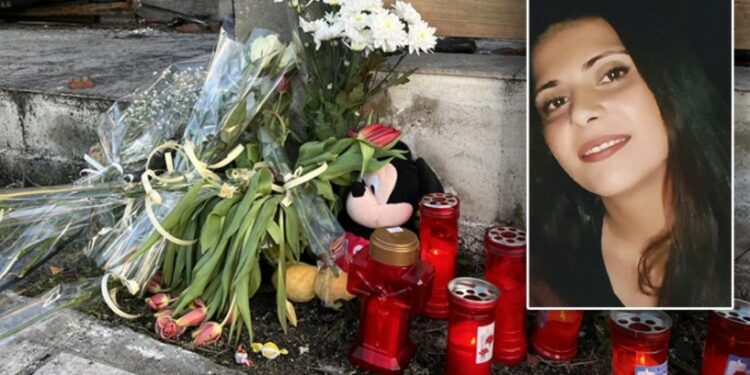 Θρήνος στη Θεσσαλονίκη: Λευκά λουλούδια και κεριά έξω από το σπίτι που κάηκαν ζωντανοί  η μητέρα με τα δυο της παιδιά