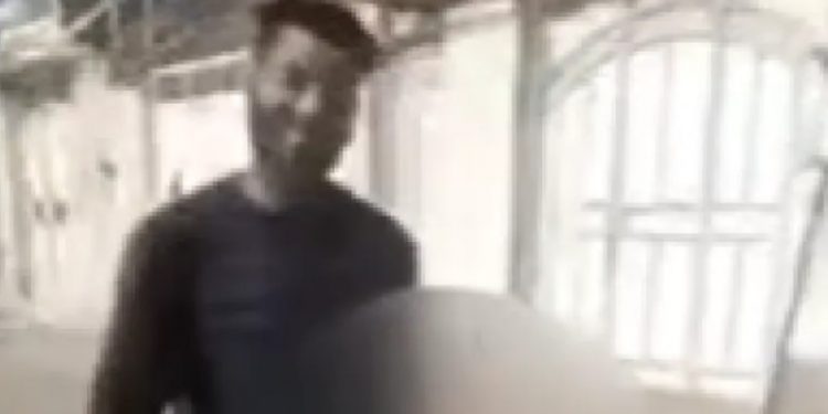 Alldaynews.gr Φρικτή Γυναικοκτονία: Αποκεφάλισε τη σύζυγό του και έβγαλε… selfies με το κομμένο κεφάλι