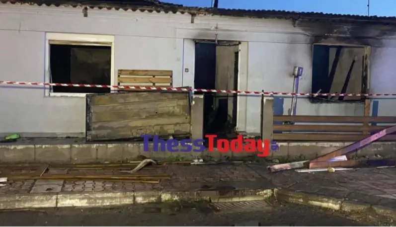Θρήνος στη Θεσσαλονίκη: Λευκά λουλούδια και κεριά έξω από το σπίτι που κάηκαν ζωντανοί η μητέρα με τα δυο της παιδιά