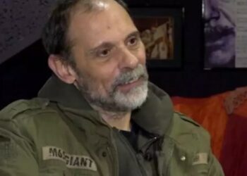 Alldaynews.gr Τζώνυ Θεοδωρίδης: «Έμεινα δύο μήνες στο δρόμο, έτρωγα μπισκότα, έπινα ότι νερό περίσσευε στα τραπέζια»