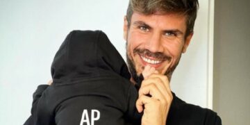 Άκης Πετρετζίκης: Ο γιός του Αχιλλέας περπάτησε και εκείνος τρελάθηκε από τη χαρά του[photos]