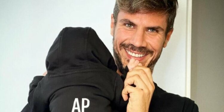 Άκης Πετρετζίκης: Ο γιός του Αχιλλέας περπάτησε και εκείνος τρελάθηκε από τη χαρά του[photos]