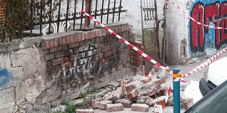 Πριν Λίγο-Ασύλληπτη Τραγωδία:  22χρονος καταπλακώθηκε από τοίχο και σκοτώθηκε-Σκηνές θρήνου[Φωτογραφίες]