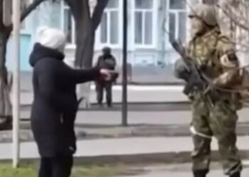 Ουκρανία: Η φαρμακερή ατάκα Ουκρανής Θαρραλέας γιαγιάς σε πάνοπλους Ρώσους στρατιώτες[video]